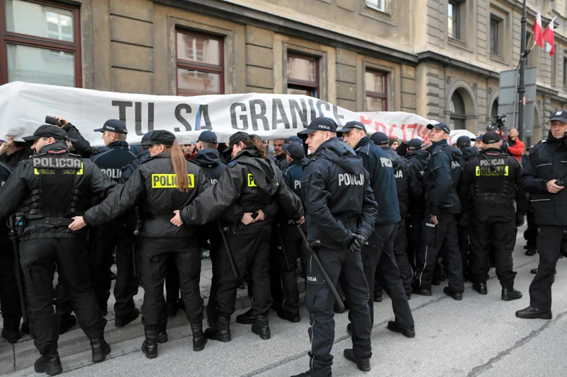 Przed prodemokratyczną opozycją skrajną prawicę chronili policjanci.