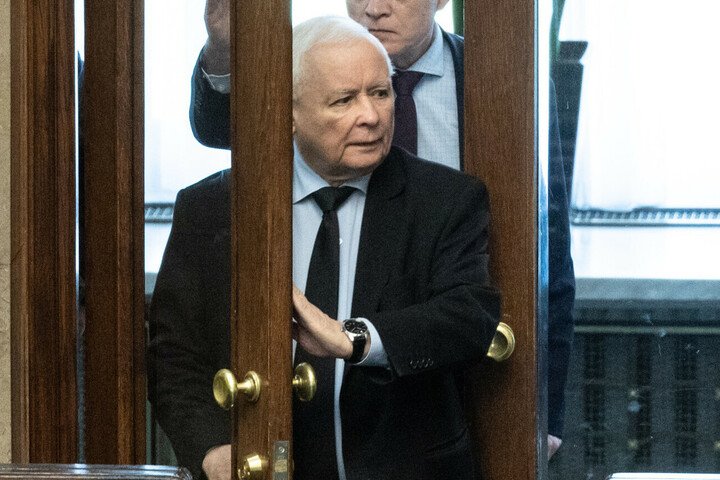 Czy Jarosław Kaczyński straci posłów?