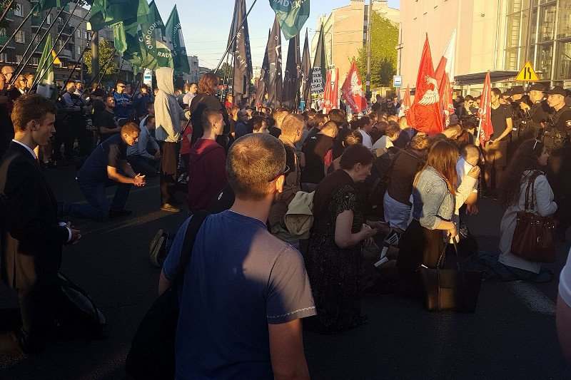 Narodowcy i tzw. obrońcy krzyża nie tylko modlili się przed Teatrem Powszechnym