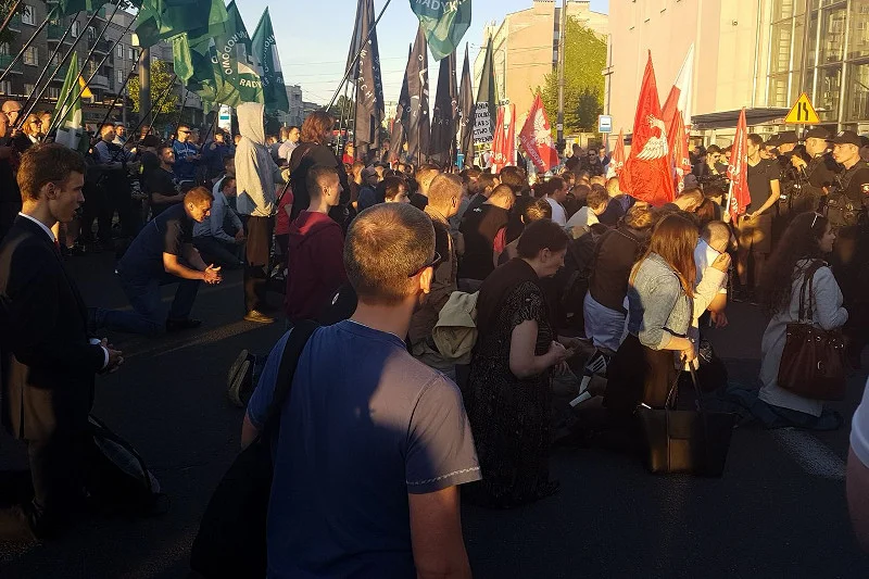 Narodowcy i tzw. obrońcy krzyża nie tylko modlili się przed Teatrem Powszechnym