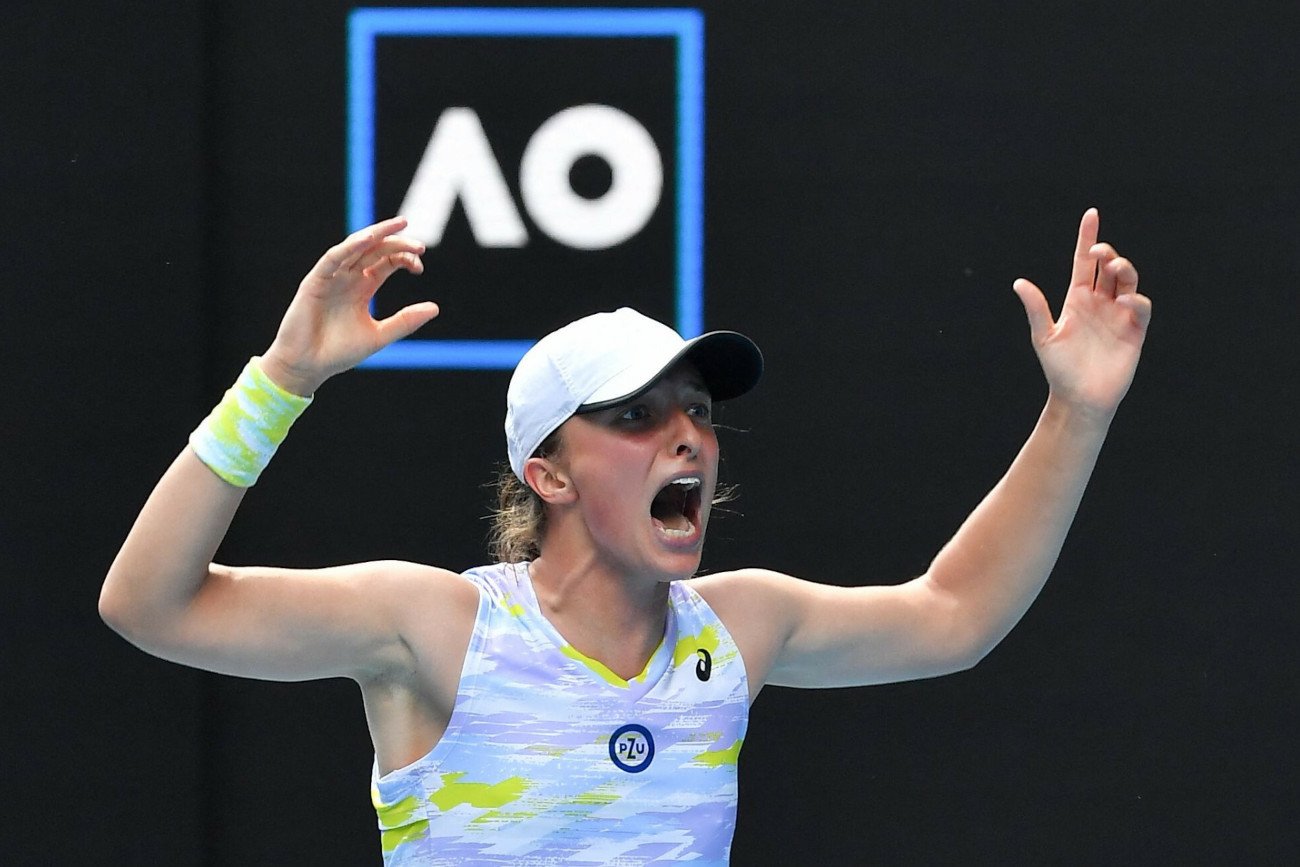 Iga Świątek triumfująca po thrillerze z Kaią Kanepi. Polka zagra w półfinale wielkoszlemowego Australian Open.