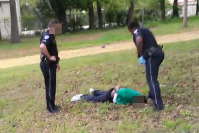 Nagranie sugeruje, że żaden z przybyłych na miejsce policjantów nie próbował reanimować postrzelonego mężczyzny