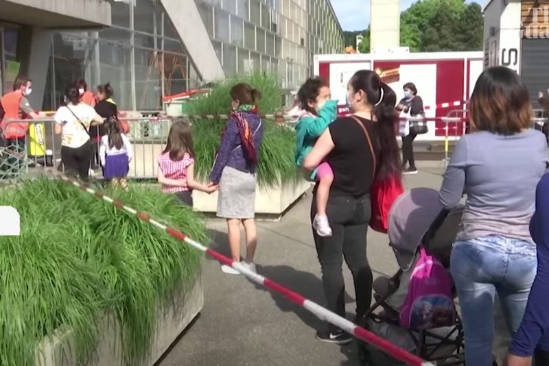 Ponad 1000 osób stało w kolejce w Genewie po darmowe jedzenie.