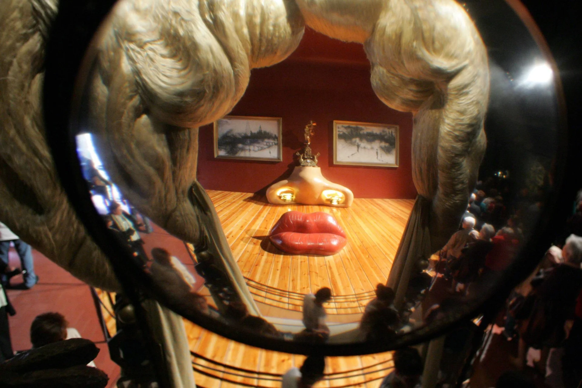 Muzeum, świątynia i mauzoleum w rodzinnym Figueres. Salvador Dali, malarz i ekscentryk nie ma spokoju po śmierci. Wkrótce jego ciało będzie ekshumowane.