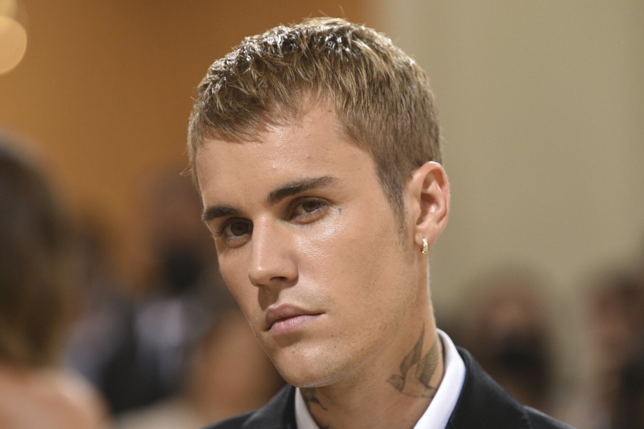 Justin Bieber odwołuje koncerty z powodu choroby.