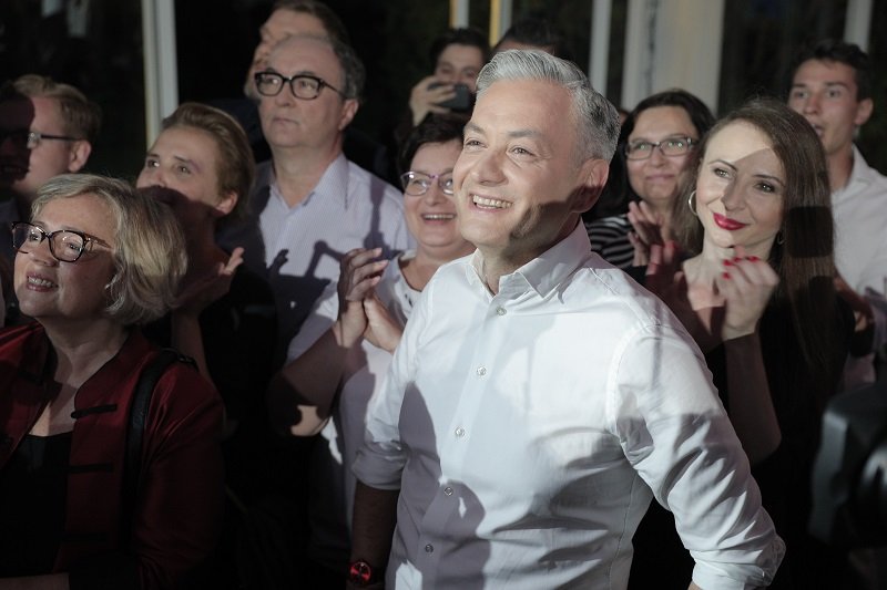 Robert Biedroń na wieczorze wyborczym Lewicy robił dobrą minę do złej gry.