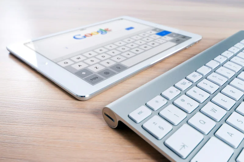 Gmail coraz bardziej się automatyzuje. Ma to ułatwić życie użytkownikom poczty.