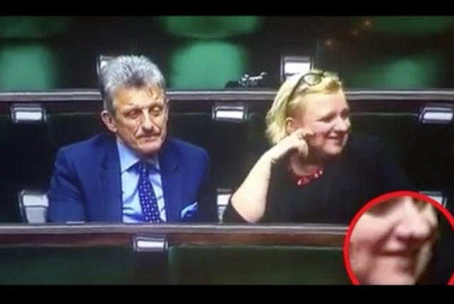 Szczególną uwagę podczas prac sejmu przyciągnęli: Beata Kempa i Stanisław Piotrowicz. Politycy PiS wyglądali na wyraźnie rozbawionych, a internauci nie zostawili na nich suchej nitki.