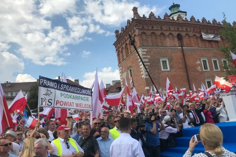 Mateusza Morawieckiego w Sandomierzu witały tłumy. Wiadomo, że część z ludzi na rynku zwieziono autokarami na powitanie premiera.