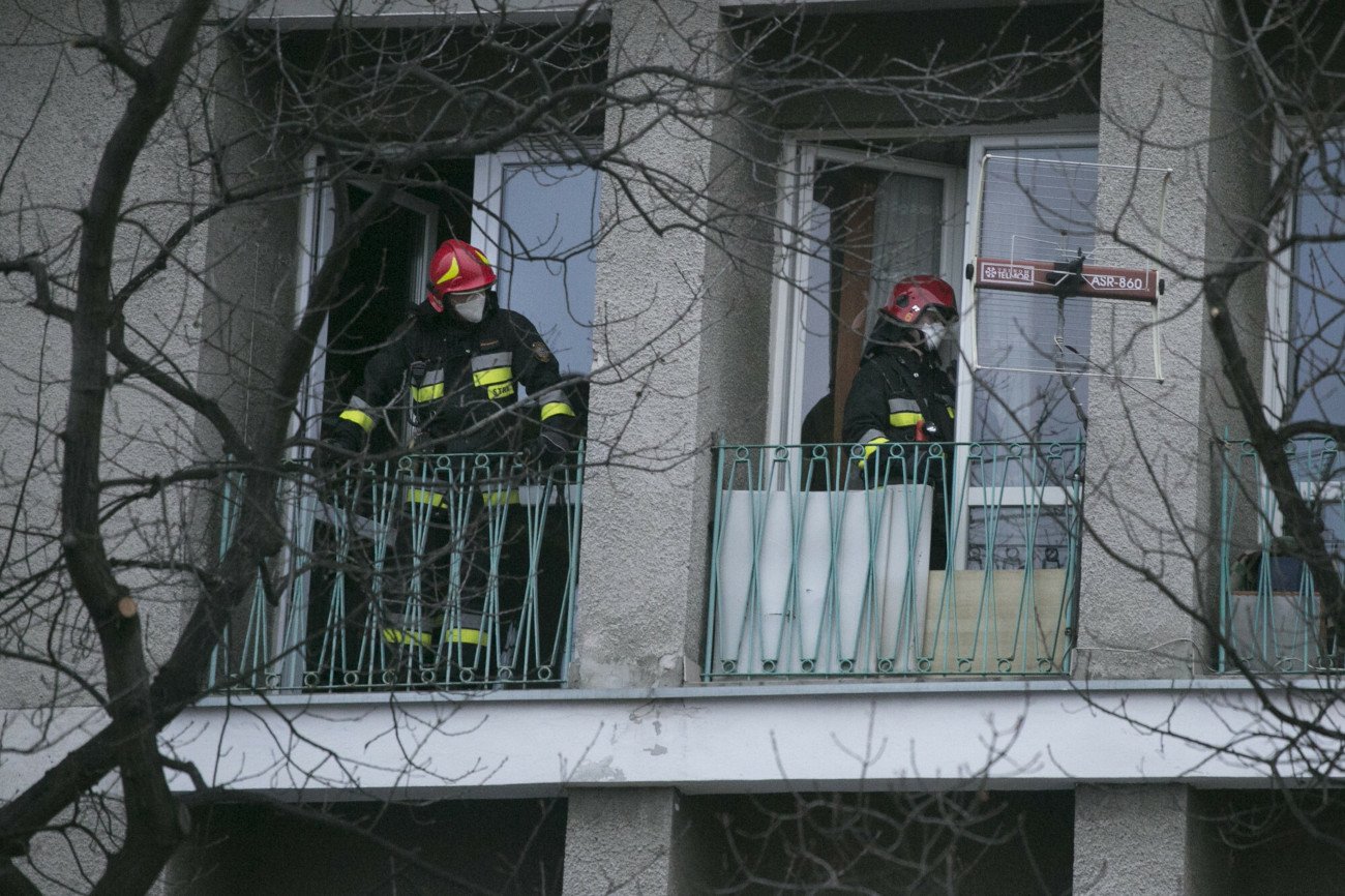 Do mieszkania, w którym znaleziono zwłoki dwóch osób, służbom udało się wejść przez balkon. Zdjęcie ilustracyjne.