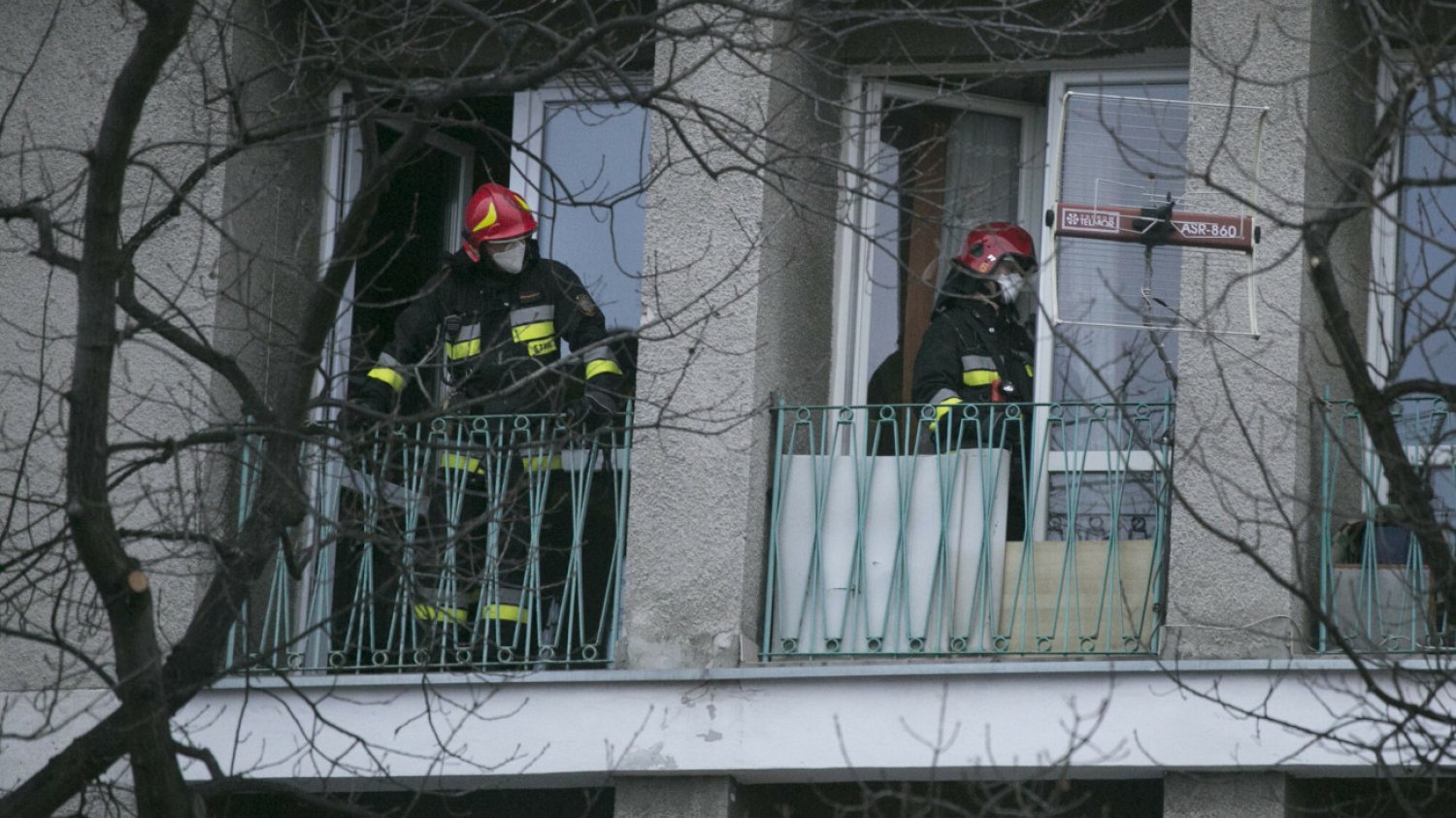 Do mieszkania, w którym znaleziono zwłoki dwóch osób, służbom udało się wejść przez balkon. Zdjęcie ilustracyjne.