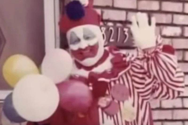 W wolnych chwilach Gacy przebierał się za klauna i charytatywnie występował w szpitalach dziecięcych. Na zdjęciu kadr z filmu dokumentalnego "Sociopath Series: John Wayne Gacy (Pogo the killer clown)".