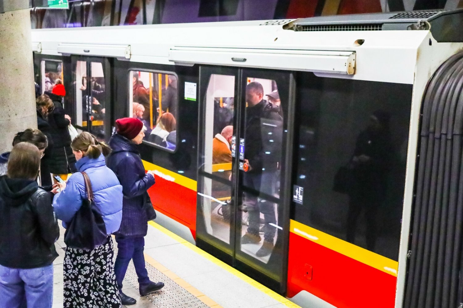 Kilka stacji warszawskiego metra zamkniętych. Już wiadomo, co się stało