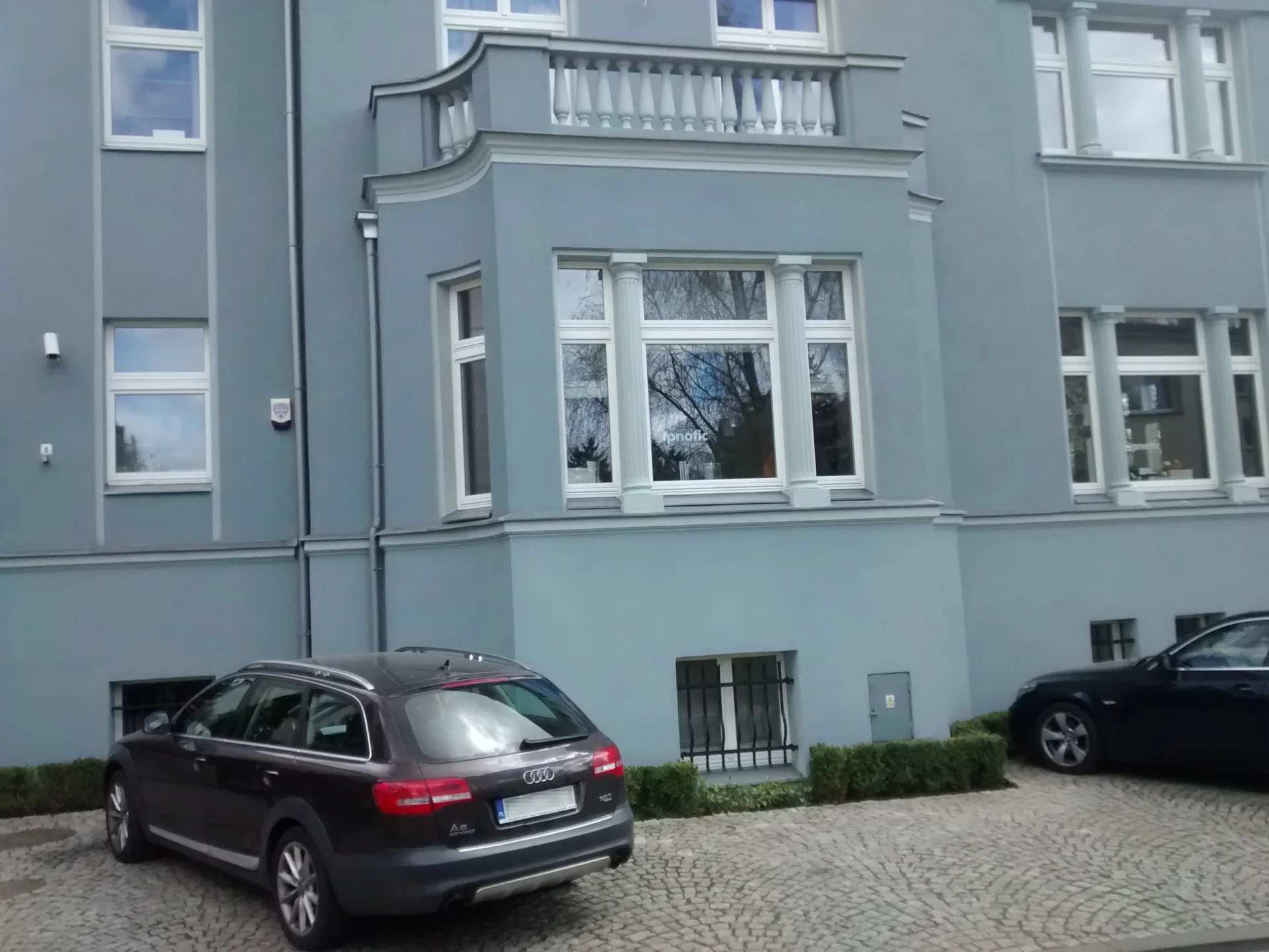 Siedziba portalu Wykop mieści się przy ulicy Zakręt 8 w Poznaniu. Wygląda jak zwykły dom jakich wiele w tej okolicy .