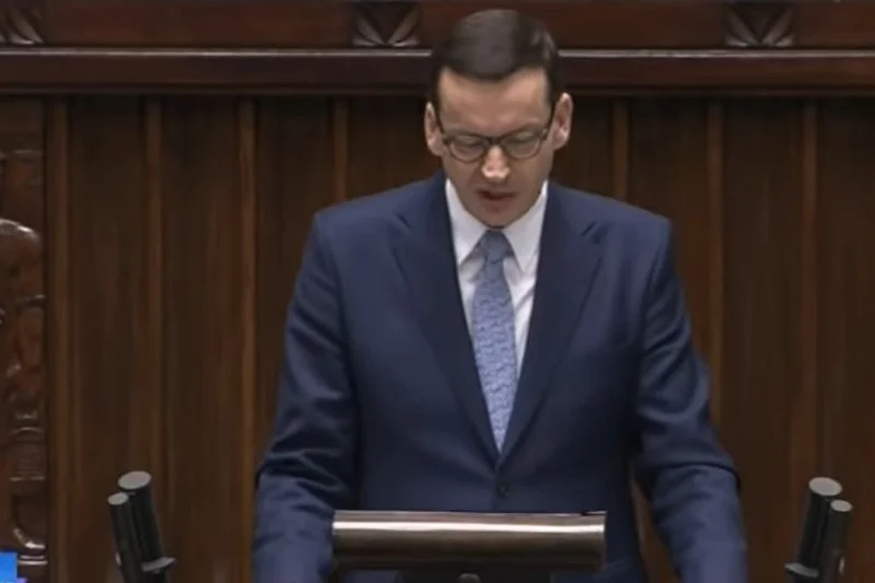 Premier był pochylony, miał opuszczone łopatki i ściągnięte do ciała łokcie.