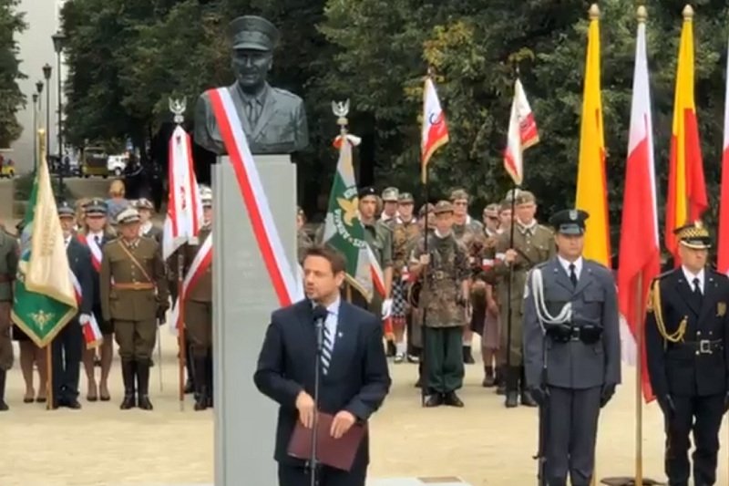 Uroczystość odsłonięcia pomnika generała Zbigniewa Ścibora-Rylskiego.