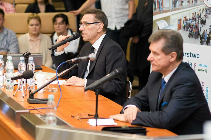 Czesław Małkowski (na pierwszym planie), były prezydent oskarżony o gwałt, przegrał w drugiej turze wyborów w Olsztynie. Wygrał Piotr Grzymowicz (trzyma mikrofon).