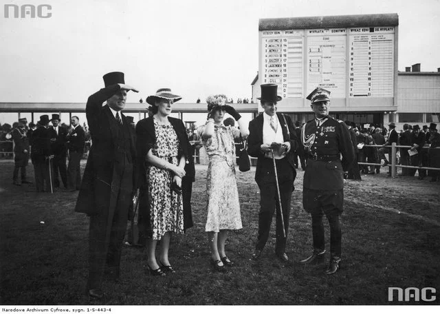 Obserwatorzy zawodów w dniu otwarcia Wyścigów, 3 czerwca 1939 . Na przodzie stoją od prawej: generał Bronisław Regulski, hrabia Józef Potocki z żoną Krystyną, hrabina Róża Mycielska, hrabia Roman Potocki. W głębi widoczna tablica informacyjna – „numerator