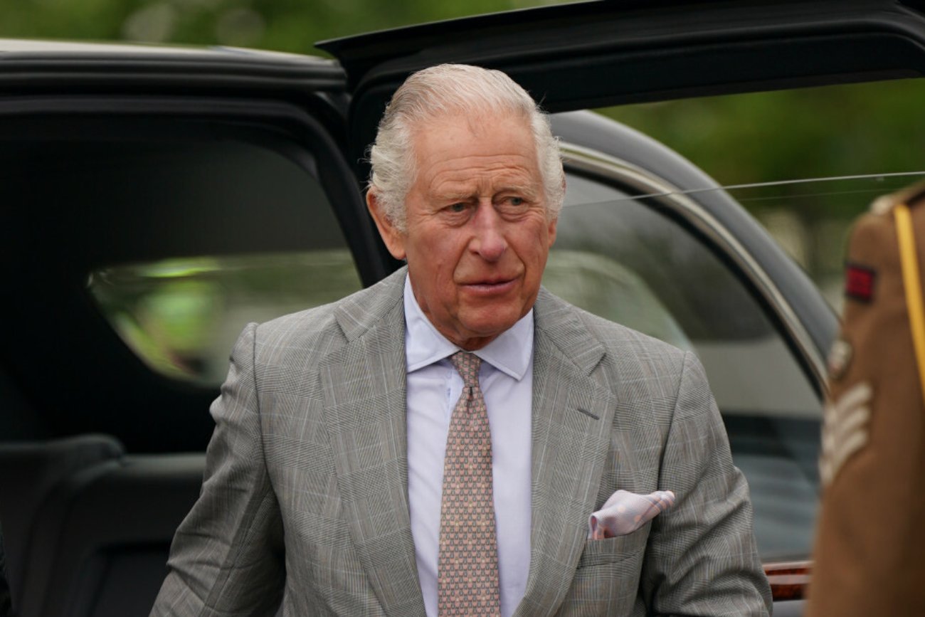 Król Karol III z wizytą w Bangladeszu. W meczecie świecił dziurawą skarpetą