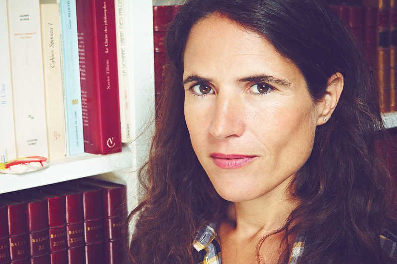 Mazarine Pingeot, nieślubna córka prezydenta Francois Mitterranda, przez 20 lat była najpilniej strzeżoną tajemnicą państwową Francji. Swoje dzieciństwo opisała w bardzo osobistym dzienniku "Mały dobry żołnierzyk".