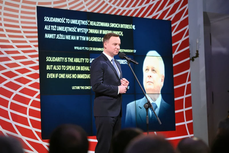 Lach Kaczyński wszak niezwykłym prezydentem był i na specjalną uchwałę z pewnością zasłużył.