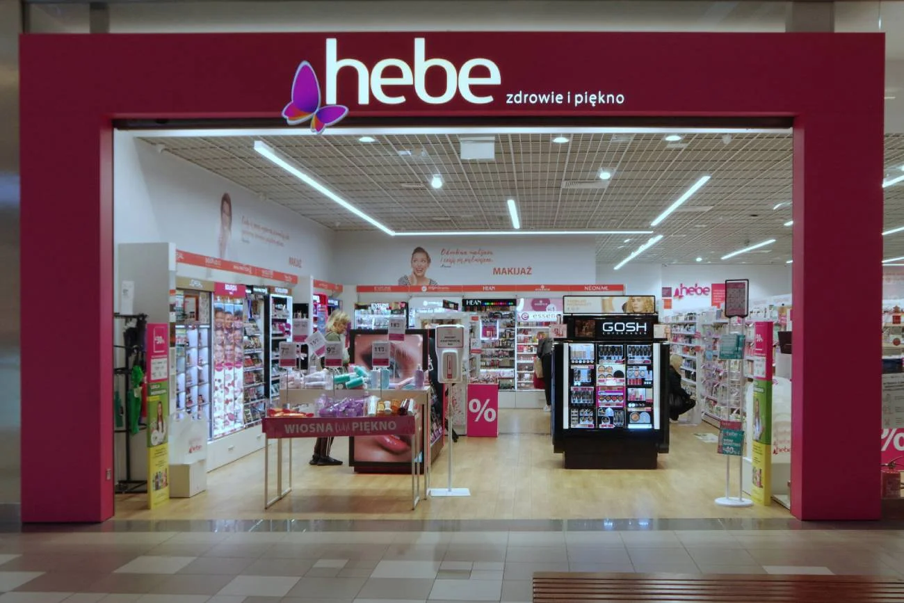 Trwałe perfumy na przecenie w Hebe. Psikniesz raz, a pachniesz cały dzień Trwałe perfumy na przecenie w Hebe. Psikniesz raz, a pachniesz cały dzień
