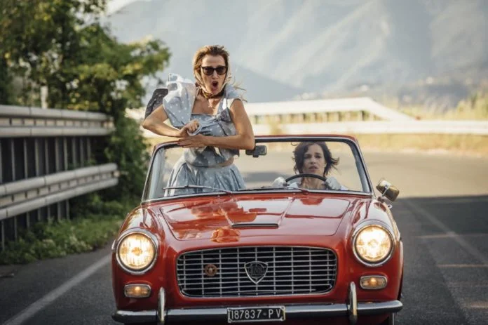 „Zwariować ze szczęścia” to zeszłoroczny film w reżyserii Paolo Virziego, opowiadający o przyjaźni dwóch krańcowo różnych kobiet, które poznały się w toskańskim domu wariatów