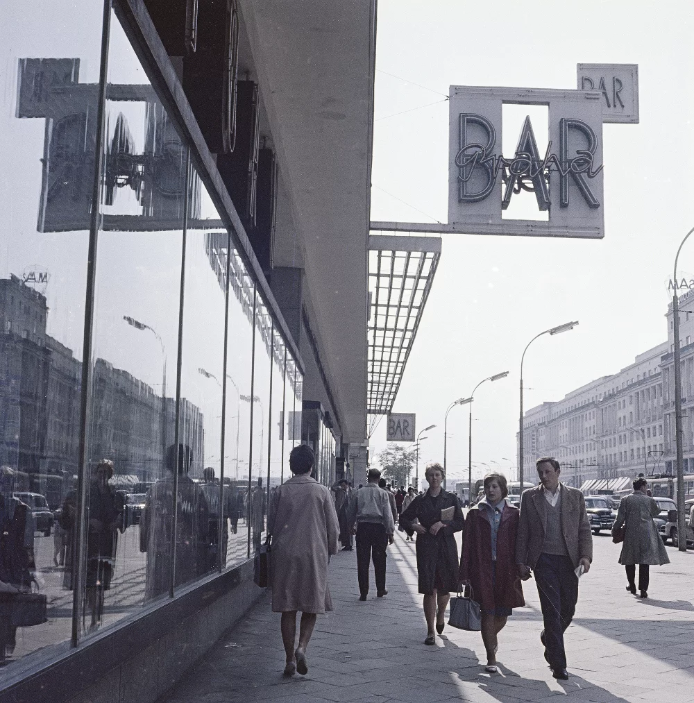 Neon baru "Praha" przy Al. Jerozolimskich 11, między 1961 a 1964.