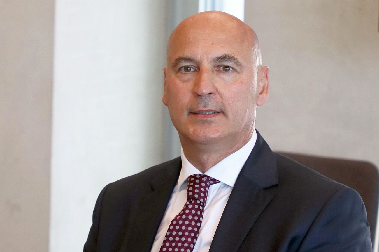 Były policjant Marek Konkolewski jest propagatorem pomysłu, by osoba chcąca przejść przez jezdnię podnosiła do góry rękę