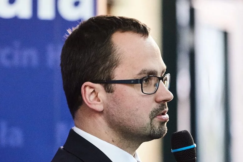 Marcin Horała przekonuje, że leżenie na dywanie w korytarzu sejmowym nie jest żadnym przestępstwem.