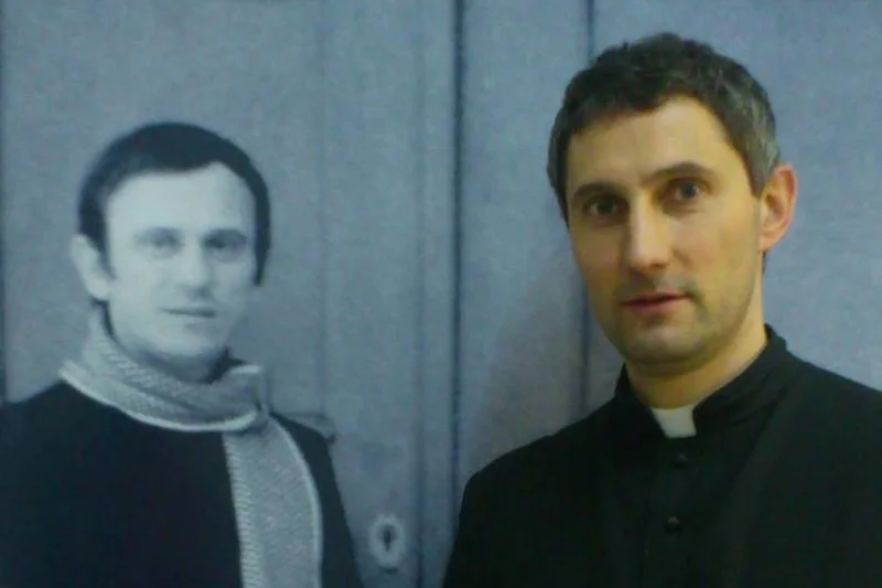 Adam Anuszkiewicz zanim został księdzem, to przez 10 lat pracował jako inżynier. Dziś jest kapelanem Zakładu Poprawczego w Białymstoku. Rapuje, żeby dotrzeć do swoich podopiecznych.