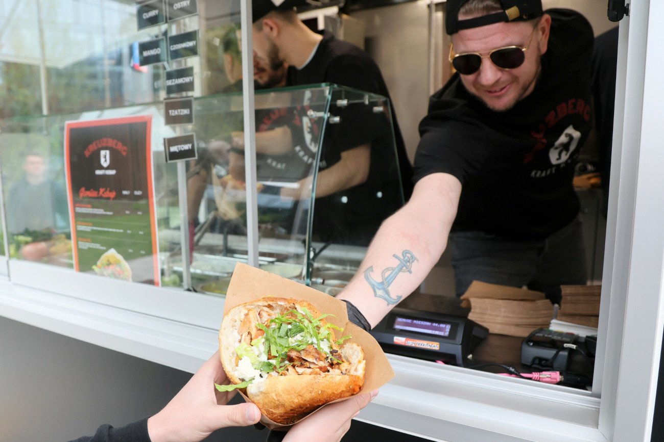 Filip Chajzer szuka pracowników.