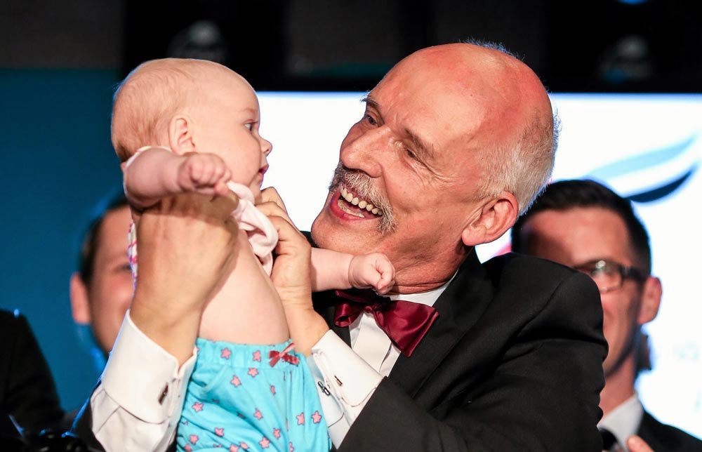 Janusz Korwin Mikke i niezidentyfikowane bliżej dziecko podczas wieczoru wyborczego Nowej Prawicy