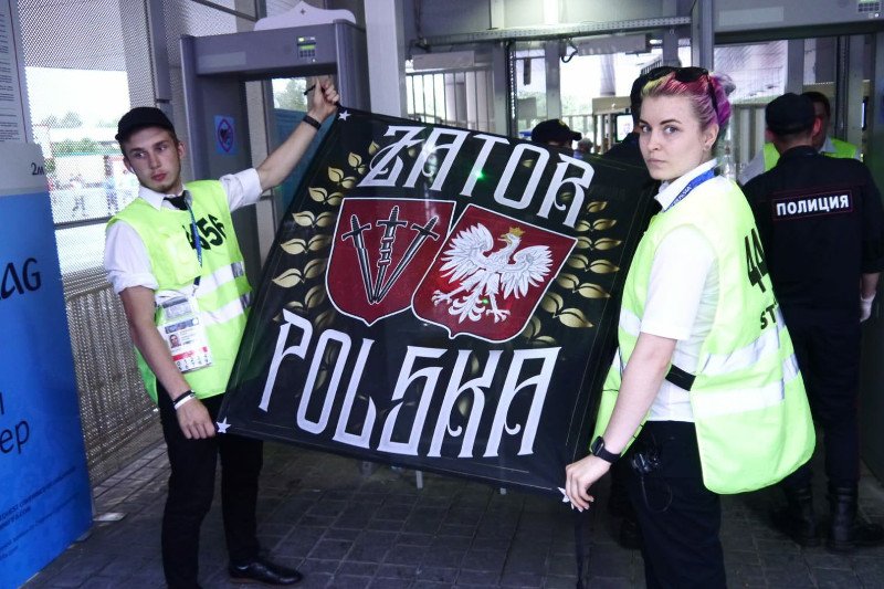 To zdjęcie baneru, które skonfiskował obserwator FIFA od kibiców z Zatora, obiegło internet.