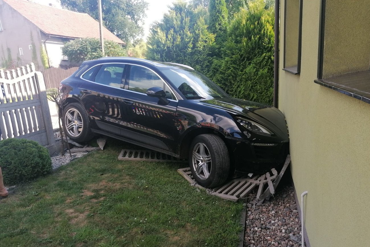 61-latka potrąciła autem wnuczkę i wjechała w ścianę.