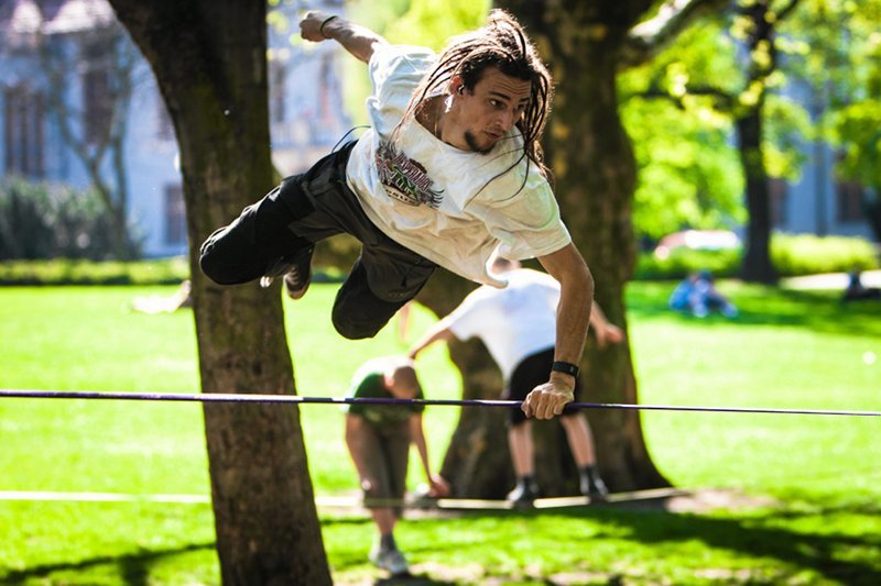 Slackline, czyli taśma rozpięta między dwoma drzewami. Podbije miasta w majówkę? Na zdjęciu Szymon Wieczorek, slackliner.