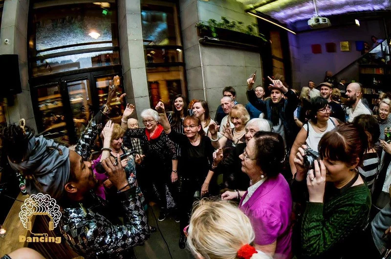 Seniorzy z Dancingu Międzypokoleniowego.