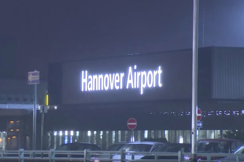 Polak wjechał BMW na płytę lotniska w Hanowerze, paraliżując ruch samolotów.