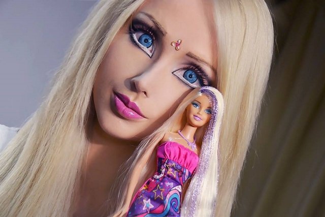 Valeria Lukyanova zrobiła operacje, aby wyglądać jak lalka Barbie. Jak się okazuje - nie ona jedyna.
