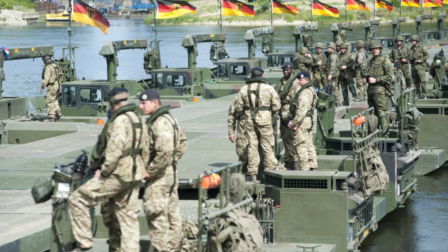Bundestag zmienia Ustawę Zasadniczą, będą miliardy na obronę. "Historyczna decyzja" Bundestag zmienia Ustawę Zasadniczą. Będą miliardy na obronę