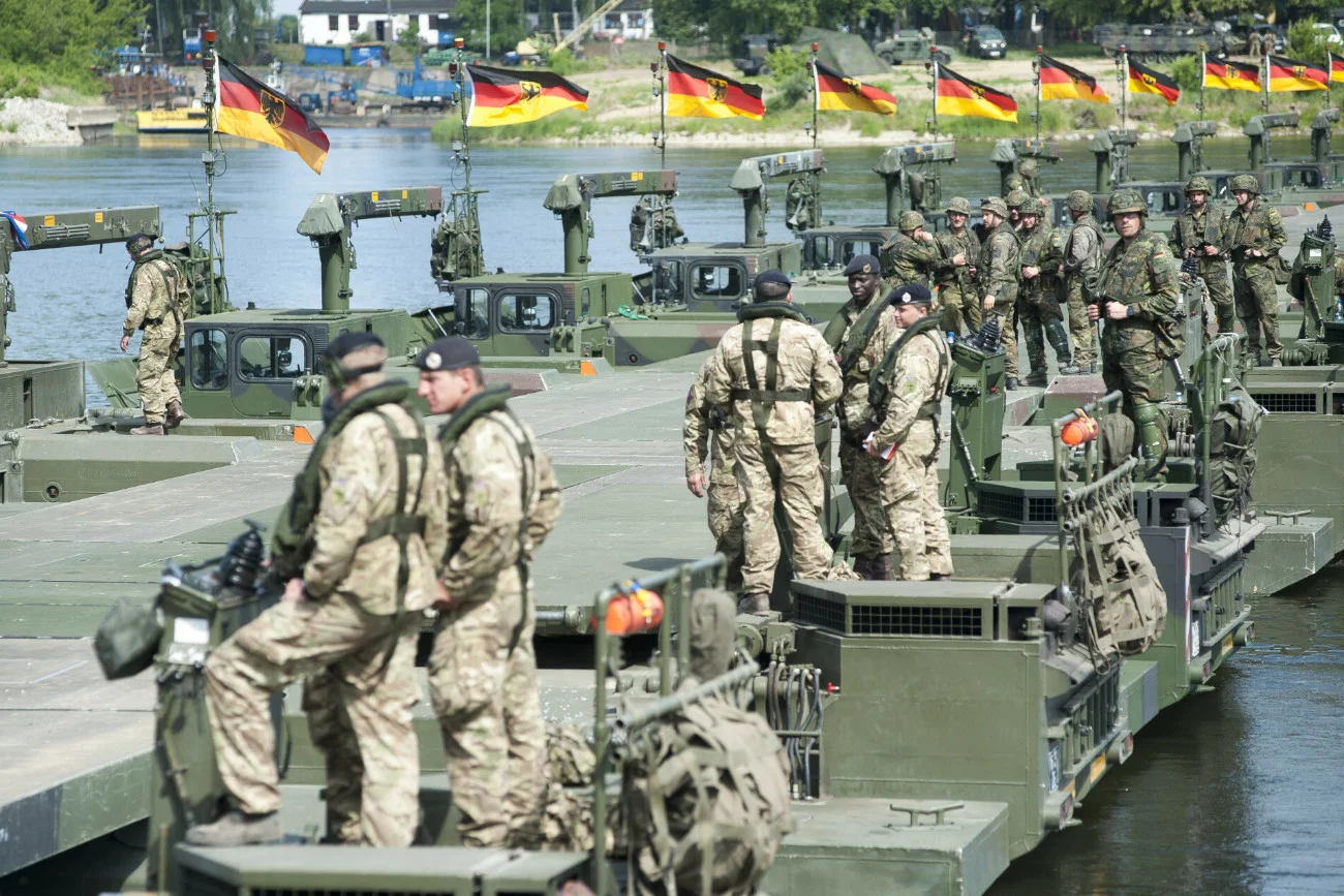 Bundestag zmienia Ustawę Zasadniczą, będą miliardy na obronę. "Historyczna decyzja" Bundestag zmienia Ustawę Zasadniczą. Będą miliardy na obronę