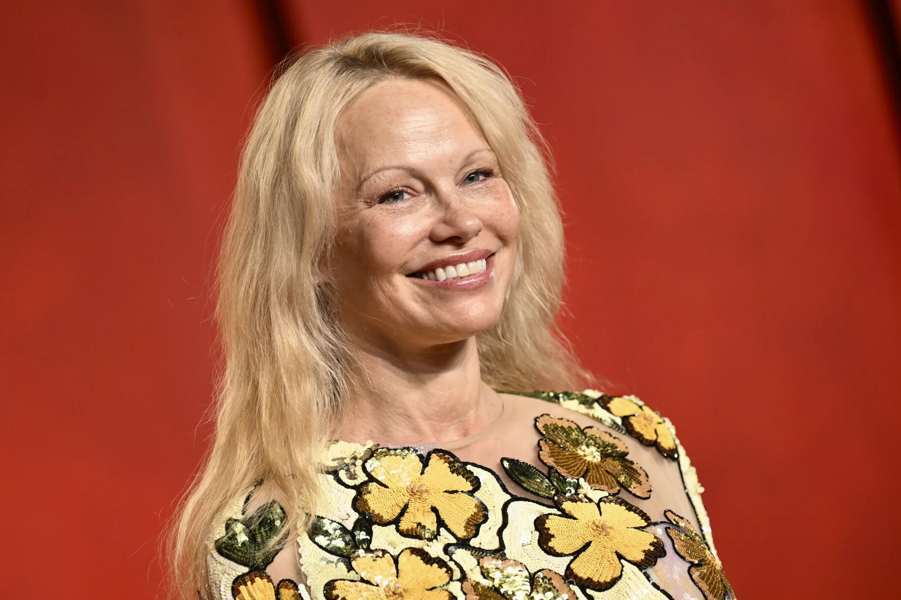 Pamela Anderson Naga broń