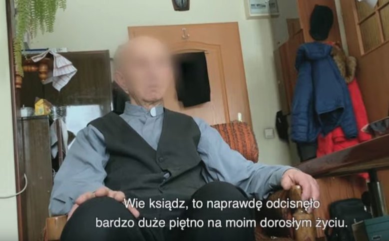 Na zdjęciu jeden z duchownych, który po latach spotkał się ze swoją ofiarą. Kadr z filmu "Tylko nie mów nikomu".