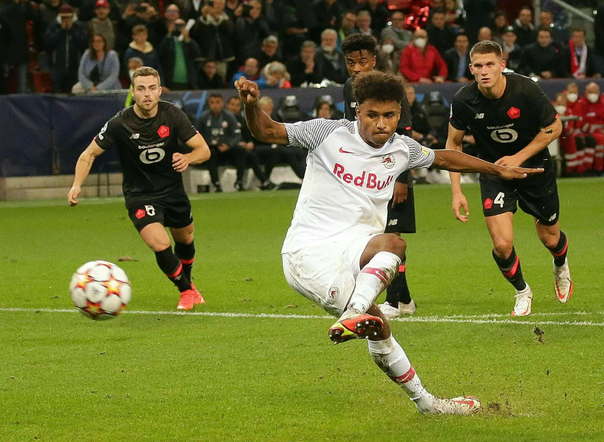 18-letni Karim Adeyemi strzelił dwa gole i dał zwycięstwo Salzburgowi w LM
