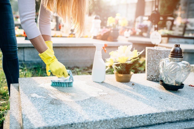 Nagrobki z lastryko są podatne na zabrudzenia