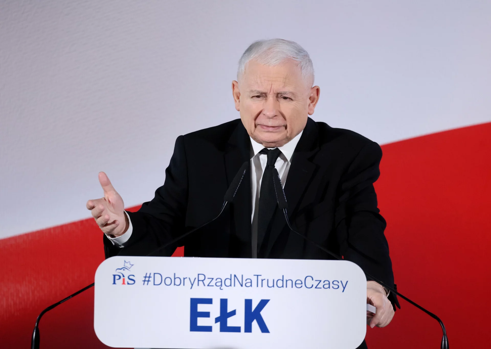 "Wiadomości" tłumaczą skandaliczne słowa Jarosława Kaczyńskiego. Widzowie obejrzeli kolejny kuriozalny materiał