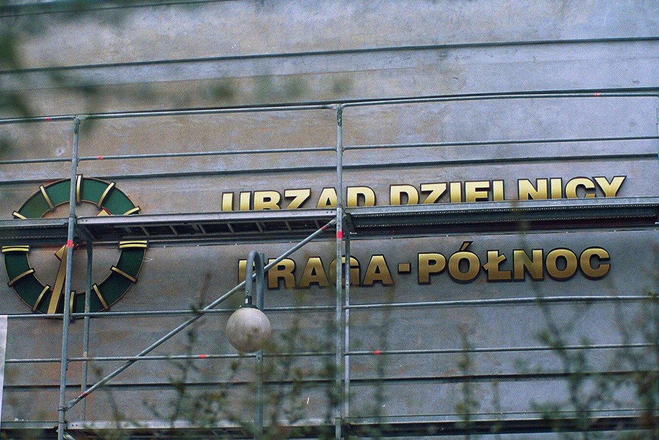 Urzędnik z Pragi-Północ miał stworzyć 15 fikcyjnych stanowisk, żeby przelewać wypłaty na swoje konto.