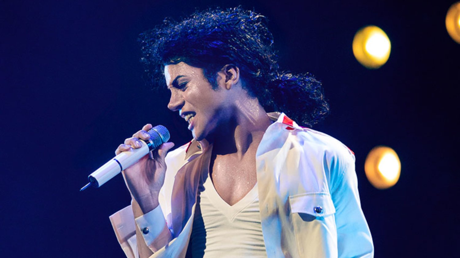 Jaafar Jackson jako Michael Jackson podczas dynamicznej sceny na scenie w filmie biograficznym