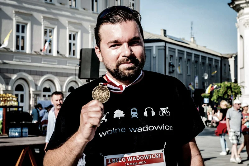 Bierze udział w biegach