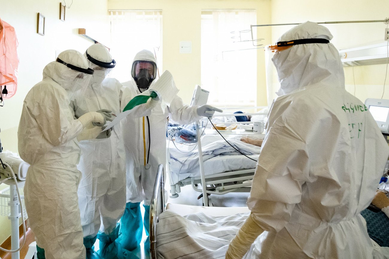 Ile jest zakażeń koronawirusem 1 października? Znamy nowy raport MZ o COVID-19.